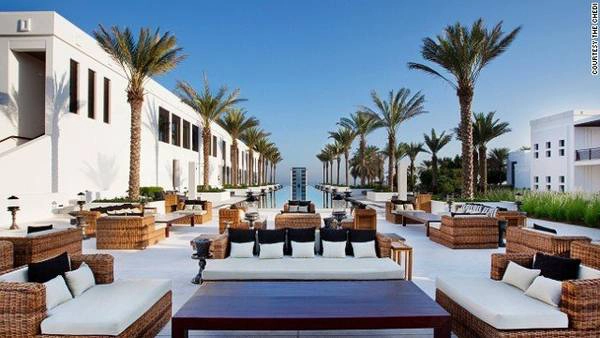 Khách sạn Chedi cũng là nơi có hồ bơi dài nhất đất nước Oman, kéo dài đến tận biển - Ảnh: CNN Khách sạn Chedi cũng là nơi có hồ bơi dài nhất đất nước Oman, kéo dài đến tận biển - Ảnh: CNN