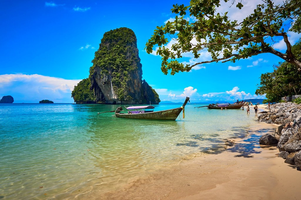 Phra Nang, Krabi: Phra Nang là một trong những bãi biển đáng ghé thăm nhất trên thế giới. Du khách có nhiều cách để tận hưởng kỳ nghỉ của mình tại đây như chèo thuyền kayak, bơi trên rạn san hô đầy màu sắc... Ngoài ra, bạn sẽ được thử các món ăn và đồ uống đặc trưng Thái Lan ngay tại những căn bếp nổi trải dọc theo bờ biển. Ảnh: Boris G.