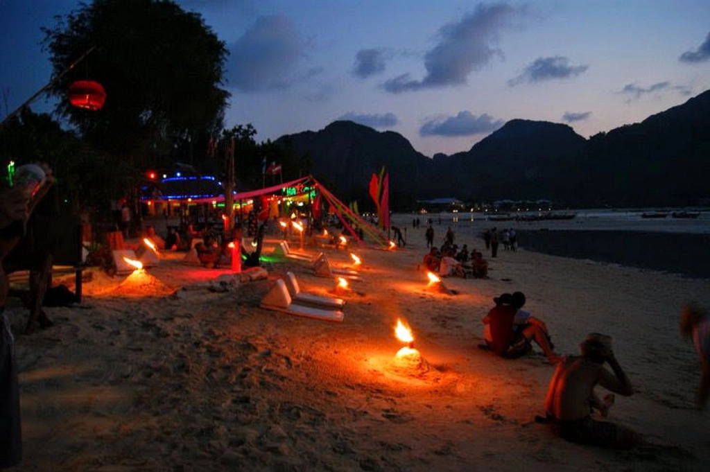 Bãi biển Sairee ngay cạnh đó lại nhộn nhịp với nhiều quán bar, được trang trí ánh sáng lộng lẫy và thắp lửa trên những dải cát dài vào những bữa tiệc đêm muộn. Ảnh: Brian Mumphrey.