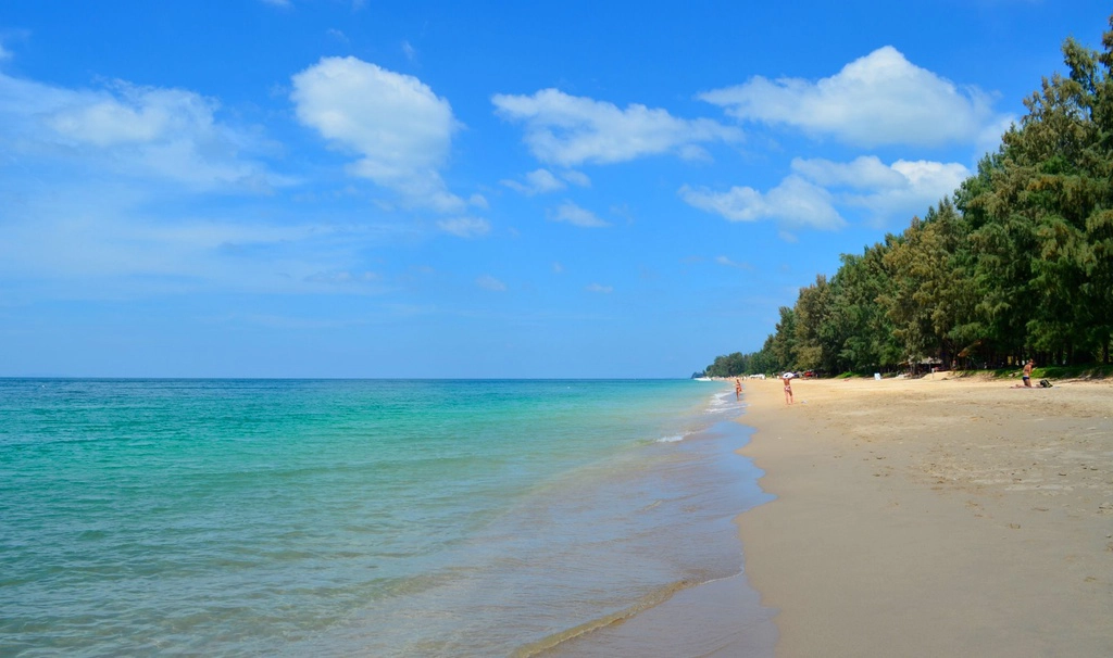 Bãi biển dài, Koh Lanta: Koh Lanta là đảo thuộc tỉnh Karbi, nằm ở phía Nam Thái Lan. Trái ngược với nhịp sống xô bồ, nơi đây sở hữu cảnh sắc thiên nhiên tuyệt đẹp và yên bình. Bãi biển cách các hang động và thác nước của Công viên Quốc gia Mu Koh Lanta nổi tiếng chưa tới một giờ đi xe. Ảnh: Cecille Pabon.