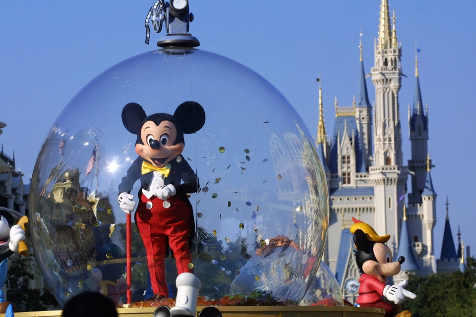 Là điểm đến nổi tiếng thế giới, công viên giải trí Disney không chỉ cuốn hút thiếu nhi mà còn hấp dẫn cả người lớn, rất thích hợp cho chuyến du lịch gia đình. Hiện có 12 công viên giải trí Disney tại Bắc Mỹ, châu Âu và châu Á. 7 kinh nghiệm sau sẽ rất hữu ích nếu bạn lần đầu đến đây. Ảnh: Cheatsheet.com.