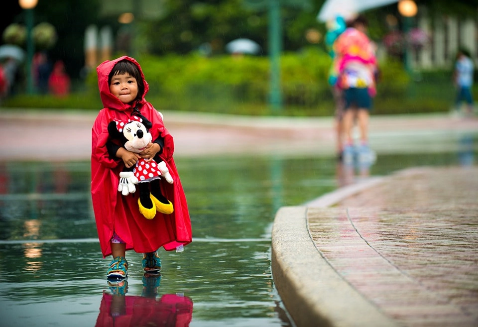 Lường trước các vấn đề thời tiết: Đôi khi thời tiết tại công viên không quá thuận lợi. Bạn có thể mang theo ô (dù) hay áo mưa tiện lợi nhỏ gọn. Ngay cả khi trời không mưa, áo mưa này cũng sẽ giúp tránh bị ướt nếu tham gia trò chơi nước như Splash Mountain. Khi mưa, hãy vào một địa điểm trong nhà để ăn uống hoặc ngắm nhìn đồ lưu niệm và đợi trời tạnh. Ảnh: Disneytouristblog.com.