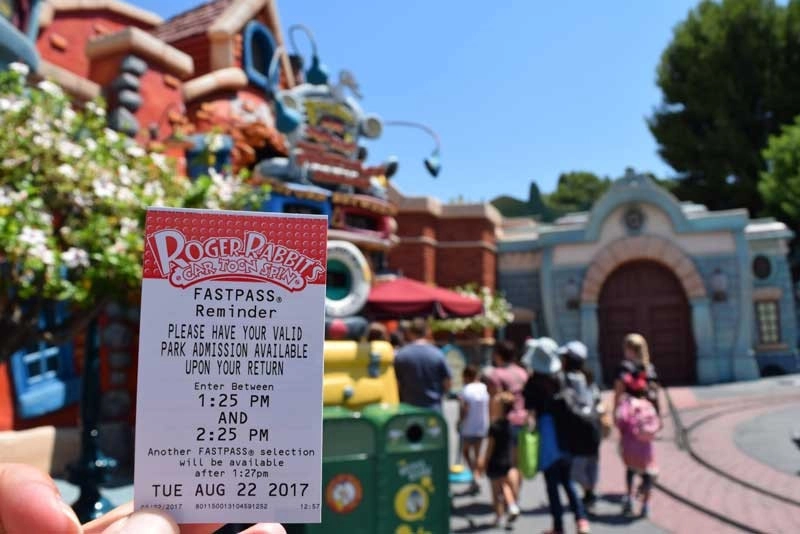 Hãy sử dụng Fastpass: Disney Fastpass là phần "tăng thêm" miễn phí đi kèm với vé công viên. Sử dụng nó, bạn có thể tránh việc xếp hàng dài chờ đợi tham gia các trò chơi. Fastpass cho phép bạn đặt trước lịch tham gia đến 30 ngày. Nhờ đó, lịch trình của bạn có thể rút ngắn - thay vì chờ đợi 1 giờ, chỉ còn 15 phút. Ảnh: Undercovertourist.com.