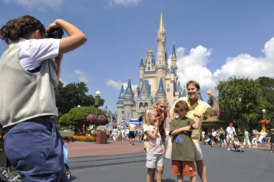 Đừng mất phí cho những bức ảnh có thể tự chụp: Khuôn viên công viên giải trí Disney luôn có các thợ chụp ảnh chuyên nghiệp sẵn sàng cho bạn những bức ảnh lung linh, nhất là ở các vị trí mang tính biểu tượng của Disney như lâu đài Cinderella. Ảnh: Disney.go.com.