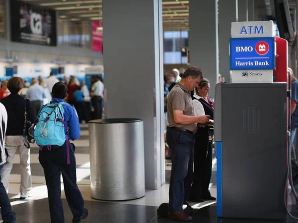 1. Phí giao dịch nước ngoài và rút tiền ATM: Nếu ngân hàng của bạn vẫn tính phí khi giao dịch ở nước ngoài, đã đến lúc bạn nên chuyển sang ngân hàng khác. Với phí rút tiền ở các cột ATM, tốt nhất bạn nên hỏi ngân hàng trước khi đi để không bị tính phí. Nếu cần tiền mặt, bạn hãy rút càng ít lần càng tốt, để tránh bị tính phí nhiều lần, nhưng lưu ý cất tiền ở chỗ an toàn. Ảnh: Scott Olson/Getty. 1. Phí giao dịch nước ngoài và rút tiền ATM: Nếu ngân hàng của bạn vẫn tính phí khi giao dịch ở nước ngoài, đã đến lúc bạn nên chuyển sang ngân hàng khác. Với phí rút tiền ở các cột ATM, tốt nhất bạn nên hỏi ngân hàng trước khi đi để không bị tính phí. Nếu cần tiền mặt, bạn hãy rút càng ít lần càng tốt, để tránh bị tính phí nhiều lần, nhưng lưu ý cất tiền ở chỗ an toàn. Ảnh: Scott Olson/Getty.