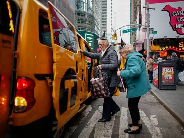 6. Đi taxi: Cách tốt nhất để khám phá một thành phố là đi bộ hoặc các phương tiện giao thông công cộng. Đừng chọn dịch vụ cho thuê xe giá rẻ ở nước ngoài, vì chênh lệch giá xăng dầu có thể khiến bạn phải tiêu tốn khá nhiều. Đi taxi cũng là lựa chọn đắt đỏ. Hãy tiết kiệm tiềncho những việc khẩn cấp, như thuê taxi ra sân bay vì không còn nhiều thời gian. Nếu sử dụng các phương tiện giao thông công cộng, hãy chọn cách thanh toán tối ưu, vì nhiều thành phố có loại thẻ giảm giá thông minh. Ảnh: Kena Betancur/Getty. 6. Đi taxi: Cách tốt nhất để khám phá một thành phố là đi bộ hoặc các phương tiện giao thông công cộng. Đừng chọn dịch vụ cho thuê xe giá rẻ ở nước ngoài, vì chênh lệch giá xăng dầu có thể khiến bạn phải tiêu tốn khá nhiều. Đi taxi cũng là lựa chọn đắt đỏ. Hãy tiết kiệm tiềncho những việc khẩn cấp, như thuê taxi ra sân bay vì không còn nhiều thời gian. Nếu sử dụng các phương tiện giao thông công cộng, hãy chọn cách thanh toán tối ưu, vì nhiều thành phố có loại thẻ giảm giá thông minh. Ảnh: Kena Betancur/Getty.