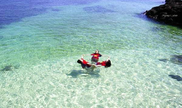 Du khách thỏa sức chơi đùa dưới làn nước biển trong xanh ở cù lao Bờ Bãi. Ảnh: Ngong Hankang