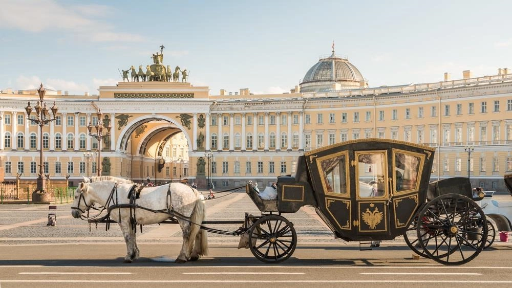 Cung điện Mùa đông, St. Petersburg, Nga: Với quy mô hoành tráng, cung điện là minh chứng cho cho sức mạnh và quyền lực của Đế quốc Nga. Toàn bộ khu vực có hơn 1.000 phòng, 117 cầu thang, 2.000 cửa sổ, 1.786 cửa lớn, và gần 200 tác phẩm điêu khắc được trang trí khắp xung quanh. Hiện tại, nơi đây trở thành Bảo tàng nghệ thuật với hơn 3 triệu tuyệt tác của các nghệ sĩ lớn trên thế giới như Leonardo da Vinci, Picasso, Van Gogh... Ảnh: Dissolve.