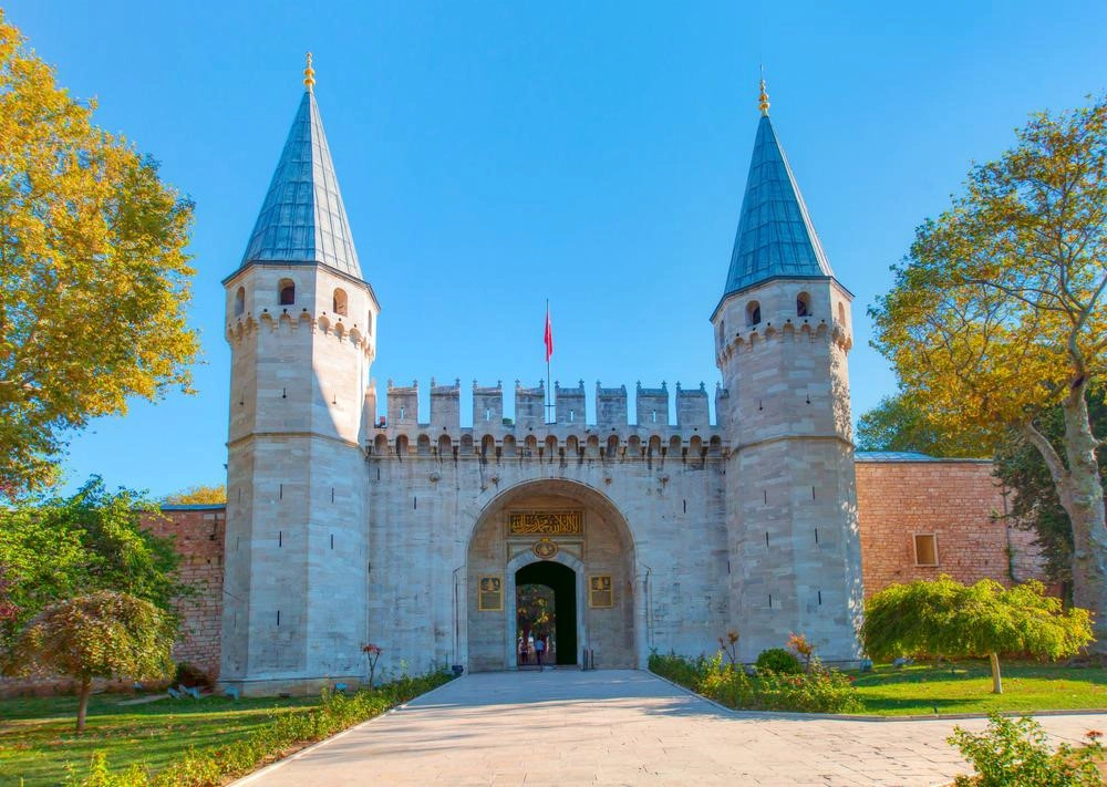 Cung điện Topkapi, Istanbul, Thổ Nhĩ Kỳ: Tọa lạc trên một ngọn đồi hướng ra Bosphoros, cung điện là một trong những địa điểm hấp dẫn không thể bỏ qua khi tới quốc gia này. Vào thời hoàng kim, nơi đây có thể chứa tới 4.000 người cùng các nhà thờ Hồi giáo, bệnh viện, tiệm bánh và khu đúc tiền. Ngày nay, địa điểm này trưng bày những kỷ vật, đồ dùng nhằm phục vụ đại sứ các nước đến tham quan. Ảnh: Shutterstock.