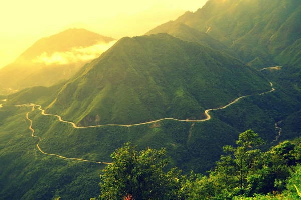 Con đường đèo vắt ngang sườn núi. Ảnh: ST Con đường đèo vắt ngang sườn núi. Ảnh: ST