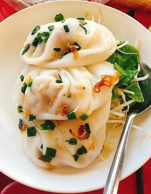 Bánh củ cải Bạc Liêu khác hẳn với bánh củ cải thường ăn trong các món dimsum. Hình dáng và mùi vị rất ấn tượng. Ảnh: vngo