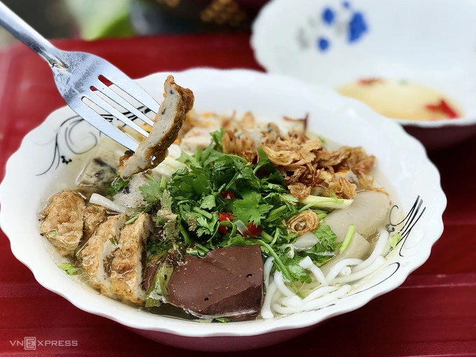 Bánh canh chả cá  Bánh canh chả cá là một trong những đặc sản dân dã, sử dụng nguyên liệu cá tươi được đánh bắt từ vùng biển Bình Thuận. Món ăn có nước trong, ít váng mỡ, mang vị ngọt thanh được chiết xuất từ xương cá hầm. Một tô đầy đủ luôn có hai loại chả cá chiên và hấp, ngoài ra còn có ruốc cá, chả tai heo, giò heo, huyết. Bạn có thể tìm món này tại các khu chợ, hàng quán vỉa hè ở Phan Thiết với giá khoảng 15.000 – 35.000 đồng một tô. Một số địa chỉ bán bánh canh chả cá được người địa phương gợi ý là bánh canh Xíu (đường Kim Đồng), bánh canh bà Lý (đường Trần Hưng Đạo), bánh canh cô Dung (ngã tư Võ Thị Sáu – Tôn Đức Thắng) và một số quán trên đường Thủ Khoa Huân, đường Tuyên Quang...