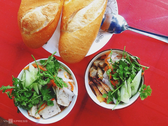 Bánh mì chén  Không ăn cùng patê, chả, ruốc như nhiều nơi, bánh mì ở Phan Thiết thường kèm chả cá, chả tôm, xíu mại, thịt heo xá xíu và trứng luộc. Đặc biệt, phần nhân thường được phục vụ trong chén, chan ngập nước sốt nóng hổi để chấm bánh mì. Gia vị gồm nước tương, mắm ớt cay ngọt, thêm tóp mỡ, hành ngò, đồ chua. Với khoảng 10.000 – 15.000 đồng, bạn có thể mua một phần đầy đủ tại nhiều xe bánh mì vỉa hè vào buổi sáng, hoặc buổi tối có các quán trên đường Nguyễn Huệ.