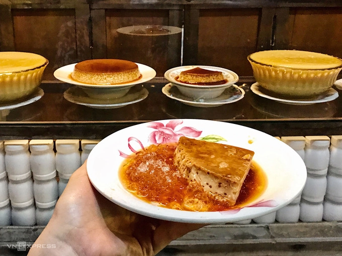 Kem flan Mộng Cầm  Ở Phan Thiết, người địa phương thường gọi kem flan thay vì bánh flan. Tiệm kem flan mở gần 40 năm bởi bà Mộng Cầm, người trong mộng của nhà thơ Hàn Mặc Tử, được nhiều khách du lịch biết đến. Khác với hình thù bánh flan đại trà, phần bánh phục vụ khách nơi đây là một miếng tam giác to ngang lòng bàn tay được cắt từ tảng bánh tròn chia làm sáu. Chất kem flan mềm mịn, thơm ngậy và không quá ngọt, được đựng trên đĩa rưới nước caramen và đá ướp lạnh. Bạn có thể thưởng thức món này tại hai tiệm mang tên bà Mộng Cầm trên đường Trần Hưng Đạo, đều do các con của bà bán, giá khoảng 25.000 – 35.000 đồng.