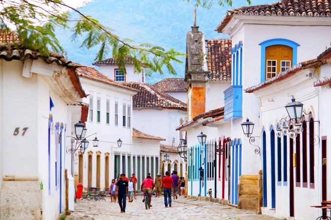 Paraty và Ilha Grande, Brazil  Paraty và Ilha Grande vừa trở thành một di sản hỗn hợp mới của UNESCO nhờ văn hóa và sự đa dạng sinh học. Nằm giữa dãy núi Serra da Bocaina và Đại Tây Dương, Paraty là một trong những thị trấn ven biển được bảo tồn tốt nhất ở Brazil, đồng thời là một trong 5 khu vực đa dạng sinh học quan trọng của thế giới. Đây cũng là môi trường sống của một số loài bị đe dọa như báo đốm, heo môi trắng và khỉ nhện.  Vào cuối thế kỷ 17, Paraty là điểm cuối của Caminho do Ouro, tuyến đường vận chuyển vàng tới châu Âu và cũng là khu vực diễn ra hoạt động mua bán nô lệ châu Phi. Ngày nay, trung tâm văn hóa Paraty vẫn lưu giữ kiến trúc thuộc địa từ thế kỷ 18, 19. Ảnh: Fondos de Pantalla.