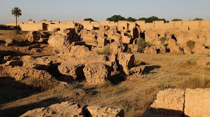 Babylon, Iraq  Nằm cách thủ đô Baghdad 85 km về phía nam, di sản văn hóa thế giới mới của Iraq là nơi lưu giữ những tàn tích thuộc về kinh đô của Neo-Babylon, một trong những đế chế có ảnh hưởng lớn nhất trong thế giới cổ đại. Phần còn lại của di sản gồm các bức tường, cổng, cung điện, đền thờ của thành phố cổ. Cùng với vườn treo Babylon, di sản đại diện cho sự sáng tạo của đế chế cổ vào thời kỳ đỉnh cao, nơi đã từng là nguồn cảm hứng cho văn hóa nghệ thuật, văn hóa tôn giáo trên thế giới. Ảnh: Daily Star.