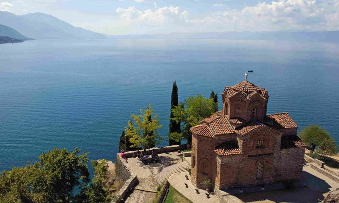 Vùng Ohrid, Albania  Ngoài ra, UNESCO cũng công nhận thêm phần mở rộng ở vùng Ohrid, nằm ở phía Bắc Macedonia (vương quốc cổ đại) là di sản thiên nhiên và văn hoá. Trước đó, một phần của hồ Ohrid và thị trấn cùng tên đã được ghi vào danh sách di sản thế giới năm 1979. Phần mở rộng mới bao gồm một phần phía tây bắc Albania, một phần hồ Ohrid, bán đảo Lin và dải đất dọc theo bờ hồ trải dài tới Macedonia. Bán đảo Lin cũng là nơi lưu giữ tàn tích của nhà thờ một nhà thờ Cơ đốc giáo, xây dựng từ thế kỷ 6. Ảnh: Wanderlust Travel Magazines.