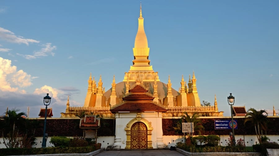 Tháp Pha That Luang: Di tích quan trọng nhất của vương quốc triệu voi nằm ở Thủ đô Viêng Chăn của Lào. Trung tâm công trình là ngôi bảo tháp linh thiêng cao 45 m nổi bật giữa trời xanh và bao quanh là 30 ngọn tháp nhỏ mang nét ý nghĩa đại diện cho 30 năm tu hành của Đức Phật Thích Ca. Ảnh: CNN. Tháp Pha That Luang: Di tích quan trọng nhất của vương quốc triệu voi nằm ở Thủ đô Viêng Chăn của Lào. Trung tâm công trình là ngôi bảo tháp linh thiêng cao 45 m nổi bật giữa trời xanh và bao quanh là 30 ngọn tháp nhỏ mang nét ý nghĩa đại diện cho 30 năm tu hành của Đức Phật Thích Ca. Ảnh: CNN.