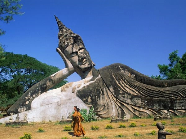 Vườn tượng Phật: Công trình kỳ bí nổi tiếng tại Viêng Chăn còn có tên gọi là Công viên Phật giáo, nơi tọa lạc của 200 tượng Phật và các vị thần Hindu tinh xảo, uy nghiêm với mọi kích cỡ. Tọa lạc bên bờ sông Mekong, vườn tượng Phật Xieng Khuan cách trung tâm Thủ đô Viêng Chăn khoảng 25 km. Bức tượng Phật nằm khổng lồ dài 40 m tọa lạc giữa trung tâm của vườn. Bên cạnh đó, nơi đây còn có tượng những vị thần, linh vật, ác quỷ, con người… Ảnh: Aglicant. Vườn tượng Phật: Công trình kỳ bí nổi tiếng tại Viêng Chăn còn có tên gọi là Công viên Phật giáo, nơi tọa lạc của 200 tượng Phật và các vị thần Hindu tinh xảo, uy nghiêm với mọi kích cỡ. Tọa lạc bên bờ sông Mekong, vườn tượng Phật Xieng Khuan cách trung tâm Thủ đô Viêng Chăn khoảng 25 km. Bức tượng Phật nằm khổng lồ dài 40 m tọa lạc giữa trung tâm của vườn. Bên cạnh đó, nơi đây còn có tượng những vị thần, linh vật, ác quỷ, con người… Ảnh: Aglicant.