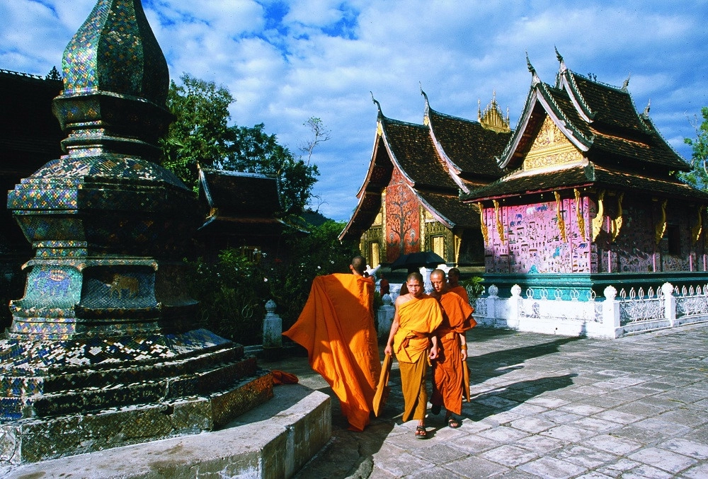 Quần thể công trình chùa Wat Xieng Thong có kiến trúc đặc thù của văn hóa Lào với mái cong dài buông gần mặt đất. Những bức tường xung quanh chùa được tạo nên bởi những miếng ghép nghệ thuật đặc sắc kể lại câu chuyện của nhà Phật. Mỗi dịp lễ tết quan trọng của Lào, du khách và giới chức Lào sẽ quy tụ về ngôi chùa linh thiêng để hành lễ, chứng kiến nghi thức tắm tượng Phật Prabang linh thiêng. Ảnh: Phatgiao.org. Quần thể công trình chùa Wat Xieng Thong có kiến trúc đặc thù của văn hóa Lào với mái cong dài buông gần mặt đất. Những bức tường xung quanh chùa được tạo nên bởi những miếng ghép nghệ thuật đặc sắc kể lại câu chuyện của nhà Phật. Mỗi dịp lễ tết quan trọng của Lào, du khách và giới chức Lào sẽ quy tụ về ngôi chùa linh thiêng để hành lễ, chứng kiến nghi thức tắm tượng Phật Prabang linh thiêng. Ảnh: Phatgiao.org.