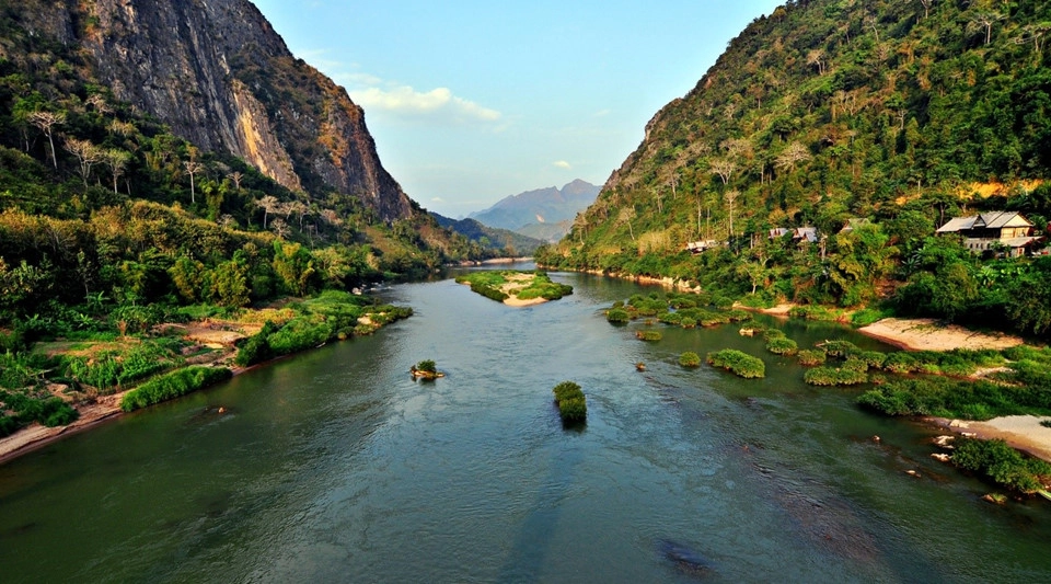 Sông Mekong: Con sông lớn nhất Đông Nam Á là địa điểm du lịch nổi tiếng ở Lào với chiều dài khoảng 4.350 km. Phần sông chảy qua Lào có diện tích lớn nhất giữa địa hình đồi núi nguyên sơ. Ảnh: Lymha’s Blogspot. Sông Mekong: Con sông lớn nhất Đông Nam Á là địa điểm du lịch nổi tiếng ở Lào với chiều dài khoảng 4.350 km. Phần sông chảy qua Lào có diện tích lớn nhất giữa địa hình đồi núi nguyên sơ. Ảnh: Lymha’s Blogspot.
