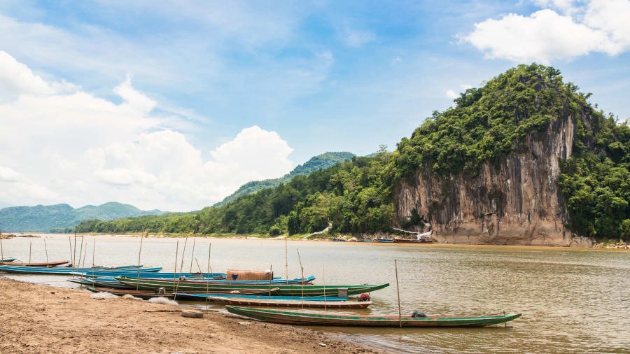 Du khách quốc tế thường tận hưởng phong cảnh, khám phá đời sống người dân Lào bên dòng sông nổi tiếng này trong những chuyến đi thuyền. Trên hành trình chạy dọc sông Mekong, lữ khách sẽ có cơ hội khám phá động Pak Ou kỳ bí với hàng nghìn tượng Phật bằng vàng. Ảnh: CNN. Du khách quốc tế thường tận hưởng phong cảnh, khám phá đời sống người dân Lào bên dòng sông nổi tiếng này trong những chuyến đi thuyền. Trên hành trình chạy dọc sông Mekong, lữ khách sẽ có cơ hội khám phá động Pak Ou kỳ bí với hàng nghìn tượng Phật bằng vàng. Ảnh: CNN.