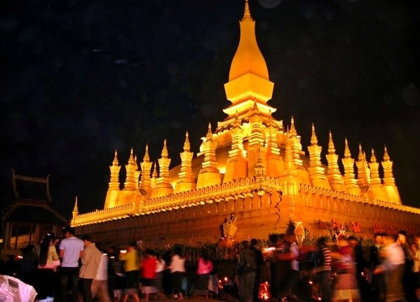Trong tiếng Lào, That Luang có nghĩa là Tháp lớn. Pha That Luang là biểu tượng quốc gia, sở hữu kiến trúc mang đậm nét văn hóa Lào. Bên cạnh những dịp lễ hội, Pha That Luang là điểm tham quan và hành hương không thế thiếu trong các chuyến du lịch của khách quốc tế đến Lào. Bảo tháp linh thiêng càng nổi bật giữa ánh hoàng hôn và khung cảnh thiên nhiên Lào khi về đêm. Ảnh: IndieTravelPodcast, Getty. Trong tiếng Lào, That Luang có nghĩa là Tháp lớn. Pha That Luang là biểu tượng quốc gia, sở hữu kiến trúc mang đậm nét văn hóa Lào. Bên cạnh những dịp lễ hội, Pha That Luang là điểm tham quan và hành hương không thế thiếu trong các chuyến du lịch của khách quốc tế đến Lào. Bảo tháp linh thiêng càng nổi bật giữa ánh hoàng hôn và khung cảnh thiên nhiên Lào khi về đêm. Ảnh: IndieTravelPodcast, Getty.