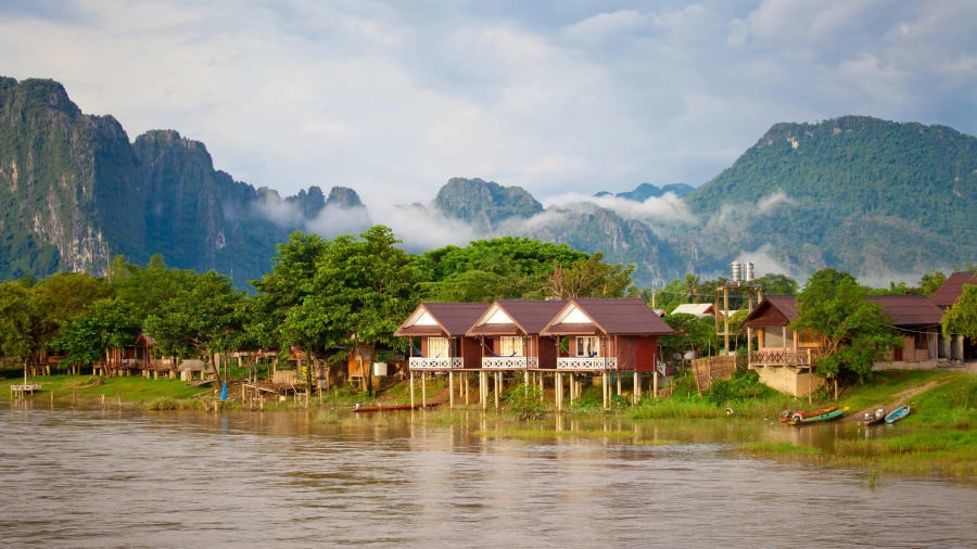 Thị trấn Vang Vieng: Du khách quốc tế phải lòng thị trấn Vang Vieng bởi những đỉnh núi cao ngất và địa hình phù hợp du lịch khám phá, ngắm cảnh bình minh và hoàng hôn. Thị trấn nằm giữa núi non hùng vĩ và dòng sông xanh biếc chảy hiền hòa. Rời xa cuộc sống xô bồ nơi thành thị, du khách đến Vang Vieng sẽ hòa mình vào cuộc sống của người nông dân và trải nghiệm khung cảnh làng quê nên thơ, lãng mạn. Ảnh: CNN. Thị trấn Vang Vieng: Du khách quốc tế phải lòng thị trấn Vang Vieng bởi những đỉnh núi cao ngất và địa hình phù hợp du lịch khám phá, ngắm cảnh bình minh và hoàng hôn. Thị trấn nằm giữa núi non hùng vĩ và dòng sông xanh biếc chảy hiền hòa. Rời xa cuộc sống xô bồ nơi thành thị, du khách đến Vang Vieng sẽ hòa mình vào cuộc sống của người nông dân và trải nghiệm khung cảnh làng quê nên thơ, lãng mạn. Ảnh: CNN.