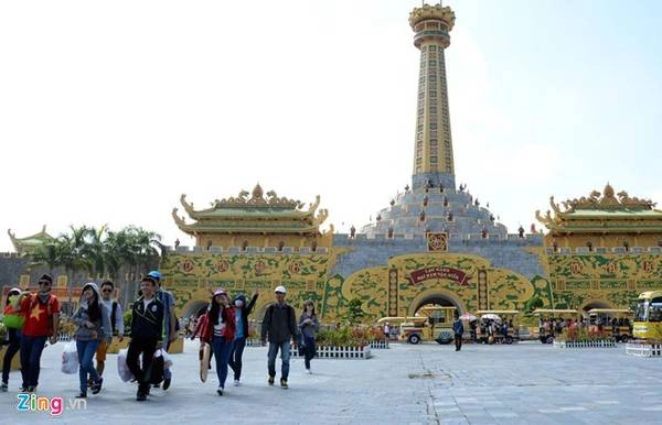 1. Đại Nam thế giới du lịch hay Đại Nam Quốc Tự, Đại Nam Văn hiến là một khu du lịch (KDL) tọa lạc tại TP Thủ Dầu Một, tỉnh Bình Dương. KDL khá rộng, với hệ thống trò chơi nhiều cấp độ, sở thú, biển nhân tạo, đền chùa... Cơ sở hạ tầng của nơi đây được xây dựng và trang bị tiên tiến. Điểm trừ là KDL ít cây xanh. Ảnh: Lê Quân. 1. Đại Nam thế giới du lịch hay Đại Nam Quốc Tự, Đại Nam Văn hiến là một khu du lịch (KDL) tọa lạc tại TP Thủ Dầu Một, tỉnh Bình Dương. KDL khá rộng, với hệ thống trò chơi nhiều cấp độ, sở thú, biển nhân tạo, đền chùa... Cơ sở hạ tầng của nơi đây được xây dựng và trang bị tiên tiến. Điểm trừ là KDL ít cây xanh. Ảnh: Lê Quân.