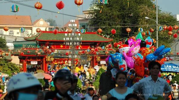 4. Chùa Bà tọa lạc tại số 4 Nguyễn Du, TP Thủ Dầu Một, Bình Dương. Chùa Bà có tên chính là Thiên Hậu Cung do người Hoa tại đây xây dựng để thờ cúng. Chùa thờ các vị thần thánh như Thổ công, Môn quan, Thiên Hậu thánh mẫu, Ngũ Hành nương nương, vợ chồng Bổn Đầu Công. Hàng năm, chùa Bà tổ chức lễ vía Bà rất linh đình vào ngày 23/3 Âm lịch. Ảnh: Tamngu. 4. Chùa Bà tọa lạc tại số 4 Nguyễn Du, TP Thủ Dầu Một, Bình Dương. Chùa Bà có tên chính là Thiên Hậu Cung do người Hoa tại đây xây dựng để thờ cúng. Chùa thờ các vị thần thánh như Thổ công, Môn quan, Thiên Hậu thánh mẫu, Ngũ Hành nương nương, vợ chồng Bổn Đầu Công. Hàng năm, chùa Bà tổ chức lễ vía Bà rất linh đình vào ngày 23/3 Âm lịch. Ảnh: Tamngu.