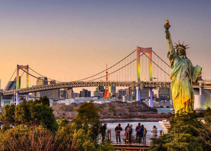 Vịnh Odaiba  Odaiba, hay còn được gọi là Daiba, trở nên ngày càng phổ biến với khách du lịch nước ngoài. Ban đầu được xây dựng từ vùng đất khai hoang để bảo vệ Tokyo vào năm 1853, vịnh Odaiba đã trở thành một điểm du lịch thu hút cả những người lớn tuổi và người tuổi. Nơi đây có đầy đủ điểm tham quan, mua sắm, vòng đu quay, tắm onsen và cảnh đẹp - cho mọi người thưởng thức.