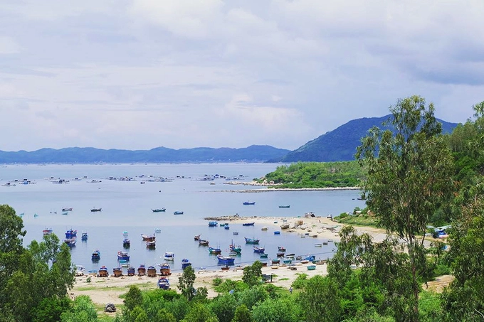 Vịnh Xuân Đài Vịnh Xuân Đài nổi tiếng xưa nay với phong cảnh hữu tình, nhiều đảo nhỏ và bãi tắm đẹp. Có dịp đến đây, bạn phải check-in ở con đường đi bộ độc đáo trên biển tại đảo Nhất Tự Sơn. Đảo cũng được đánh giá là một trong những hòn đảo đẹp nhất của vịnh Xuân Đài. Ảnh: Tran Minh Tuyen. Vịnh Xuân Đài Vịnh Xuân Đài nổi tiếng xưa nay với phong cảnh hữu tình, nhiều đảo nhỏ và bãi tắm đẹp. Có dịp đến đây, bạn phải check-in ở con đường đi bộ độc đáo trên biển tại đảo Nhất Tự Sơn. Đảo cũng được đánh giá là một trong những hòn đảo đẹp nhất của vịnh Xuân Đài. Ảnh: Tran Minh Tuyen.