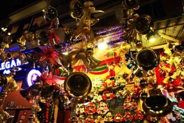 Các món đồ trang trí Giáng sinh được bày bán ở khu phố người Hoa. Ảnh: Giadinhvietnam Các món đồ trang trí Giáng sinh được bày bán ở khu phố người Hoa. Ảnh: Giadinhvietnam