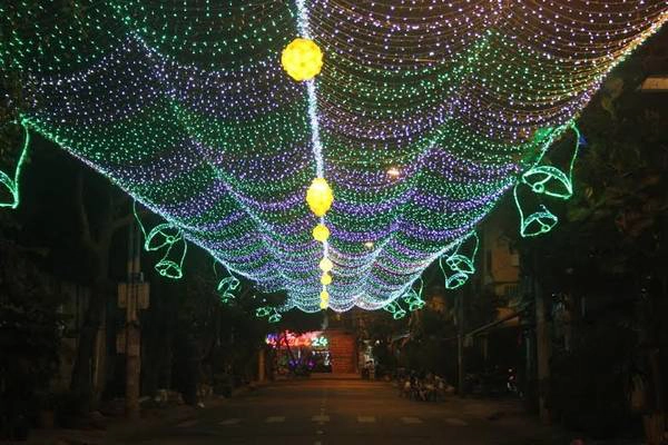 Con đường dẫn vào xóm đạo được trang hoàng rực rỡ. Ảnh: Vietnamnet Con đường dẫn vào xóm đạo được trang hoàng rực rỡ. Ảnh: Vietnamnet