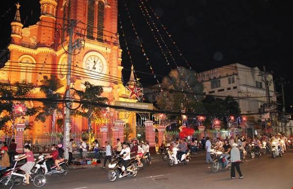 Nhà thờ Tân Định trên đường Hai Bà Trưng rực sáng dưới ánh đèn trong mùa Giáng Sinh. Ảnh: Kiến thức Nhà thờ Tân Định trên đường Hai Bà Trưng rực sáng dưới ánh đèn trong mùa Giáng Sinh. Ảnh: Kiến thức