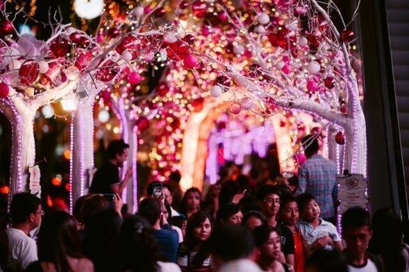 Rất đông các bạn trẻ đổ về các khu vực trung tâm thành phố vui chơi Giáng sinh. Ảnh: ST Rất đông các bạn trẻ đổ về các khu vực trung tâm thành phố vui chơi Giáng sinh. Ảnh: ST
