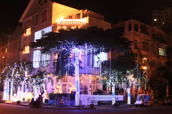 Các căn biệt thự ở Phú Mỹ Hưng bừng sáng dưới ánh đèn báo hiệu Noel đang về.Ảnh: Huấn Phan Các căn biệt thự ở Phú Mỹ Hưng bừng sáng dưới ánh đèn báo hiệu Noel đang về.Ảnh: Huấn Phan