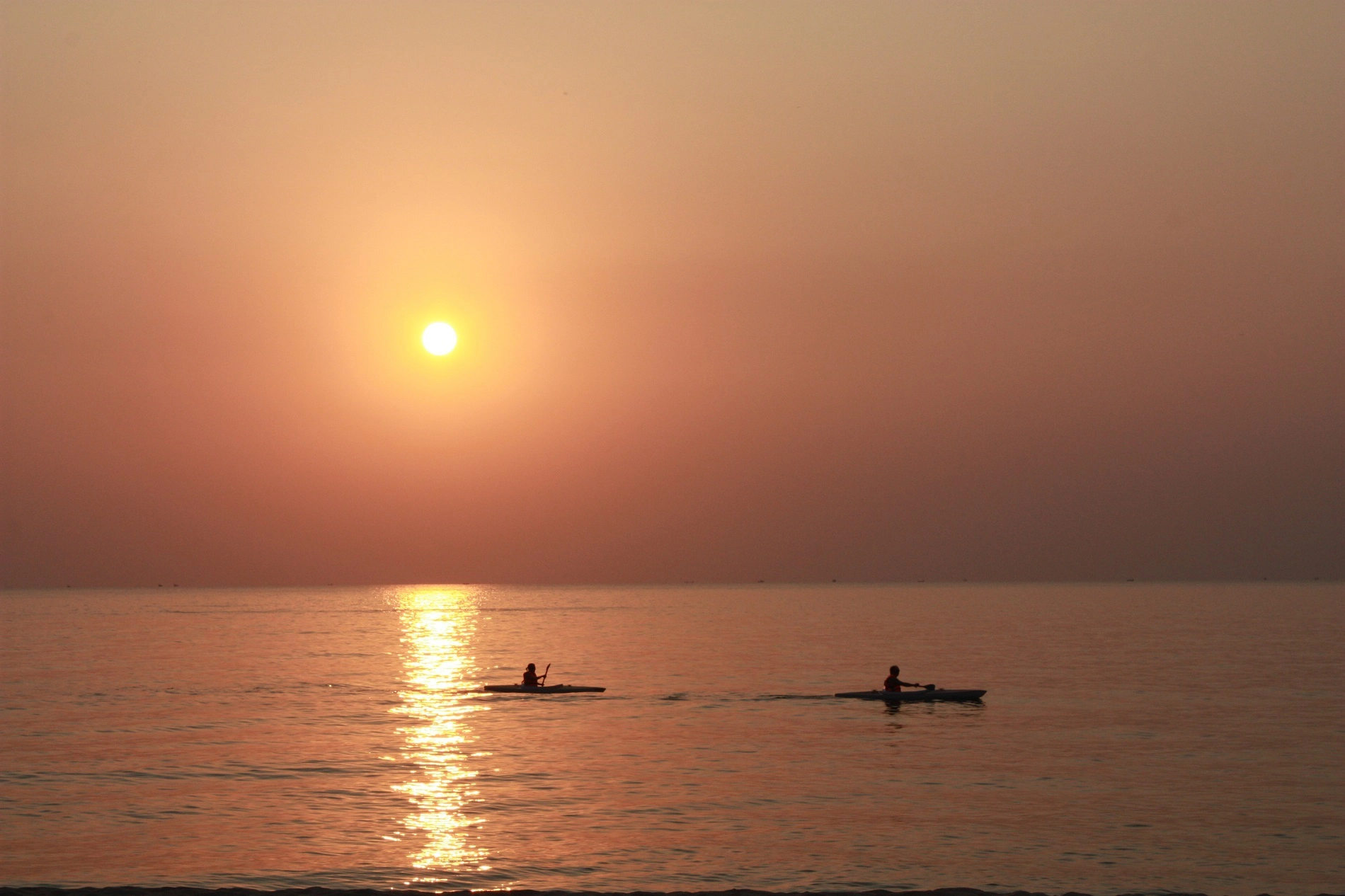 Chèo thuyền kayak trong ánh hoàng hôn. Ảnh: Anastasiia Cherniavskaia/Shutterstock.