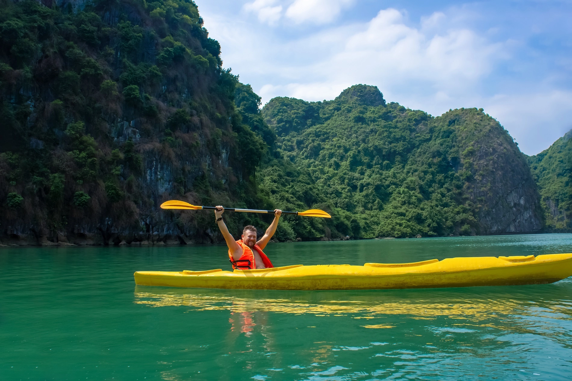 Vùng vịnh kín, nước lặng là điểm đến chèo thuyền kayak nổi tiếng nhất tại Việt Nam. Ảnh: Andrii Brodiahin/Shuttestock.