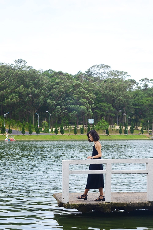 Hồ Xuân Hương Nằm ngay trung tâm Đà Lạt, hồ Xuân Hương như một biểu tượng của thành phố mà dù đi bất cứ đâu, bạn đều ngang qua. Xung quanh hồ có rừng thông, các bãi cỏ và nhiều vườn hoa. Đến đây, du khách có thể đi dạo bộ hoặc xe ngựa, thưởng thức các món ăn đường phố và đừng quên chụp ảnh lưu niệm tại cầu chữ Y nằm rải rác quanh hồ. Hồ Xuân Hương Nằm ngay trung tâm Đà Lạt, hồ Xuân Hương như một biểu tượng của thành phố mà dù đi bất cứ đâu, bạn đều ngang qua. Xung quanh hồ có rừng thông, các bãi cỏ và nhiều vườn hoa. Đến đây, du khách có thể đi dạo bộ hoặc xe ngựa, thưởng thức các món ăn đường phố và đừng quên chụp ảnh lưu niệm tại cầu chữ Y nằm rải rác quanh hồ.