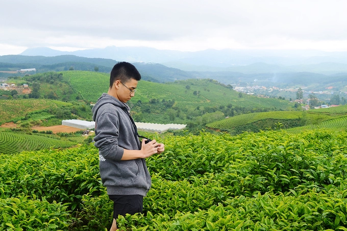 Đồi chè Cầu Đất Nếu như vô tình nhìn thấy những bức hình check-in Đà Lạt là thửa chè xanh mướt, không đâu khác là đồi chè Cầu Đất. Thuộc xã Xuân Trường, Cầu Đất nằm cách trung tâm thành phố hơn 20 km về phía đông nam. Nơi này thường được các bạn trẻ tìm đến vào sáng sớm bằng xe máy. Để đến đây, từ trung tâm thành phố bạn chỉ cần chạy thẳng theo đường Trần Hưng Đạo – Hùng Vương và xem bảng dẫn đường lên Trại Mát. Theo hướng này bạn có thể hỏi bất cứ người dân ven đường nào để đến đồi chè. Đừng quên ghé quán cà phê giữa đồi chè, thưởng thức các món đồ uống nóng và tận hưởng thời tiết se lạnh. Đồi chè Cầu Đất Nếu như vô tình nhìn thấy những bức hình check-in Đà Lạt là thửa chè xanh mướt, không đâu khác là đồi chè Cầu Đất. Thuộc xã Xuân Trường, Cầu Đất nằm cách trung tâm thành phố hơn 20 km về phía đông nam. Nơi này thường được các bạn trẻ tìm đến vào sáng sớm bằng xe máy. Để đến đây, từ trung tâm thành phố bạn chỉ cần chạy thẳng theo đường Trần Hưng Đạo – Hùng Vương và xem bảng dẫn đường lên Trại Mát. Theo hướng này bạn có thể hỏi bất cứ người dân ven đường nào để đến đồi chè. Đừng quên ghé quán cà phê giữa đồi chè, thưởng thức các món đồ uống nóng và tận hưởng thời tiết se lạnh.