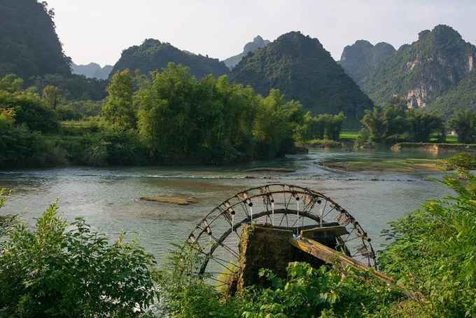 Sông Quây Sơn Dòng sông Quây Sơn bắt nguồn từ tỉnh Quảng Tây, Trung Quốc chảy qua lãnh thổ Việt Nam gần bên cửa khẩu Pò Peo, huyện Trùng Khánh. Đoạn sông bắt qua Việt Nam dài 49 km. Đây là nơi luôn hút khách bởi cảnh đẹp hai bên bờ. Ảnh: Lore Van de Weyer. Sông Quây Sơn Dòng sông Quây Sơn bắt nguồn từ tỉnh Quảng Tây, Trung Quốc chảy qua lãnh thổ Việt Nam gần bên cửa khẩu Pò Peo, huyện Trùng Khánh. Đoạn sông bắt qua Việt Nam dài 49 km. Đây là nơi luôn hút khách bởi cảnh đẹp hai bên bờ. Ảnh: Lore Van de Weyer.