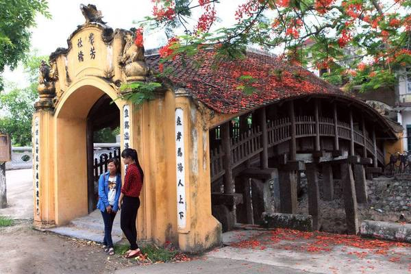 Cầu ngói chùa Lương có 9 gian uốn cong tựa cầu vồng. Ảnh: ST Cầu ngói chùa Lương có 9 gian uốn cong tựa cầu vồng. Ảnh: ST