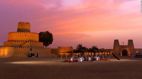 Pháo đài Al Jahili UNESCO công nhận nhiều công trình văn hóa, lịch sử của Abu Dhabi là di sản thế giới. Pháo đài Al Jahili cũng nằm trong số đó, cảnh tượng của nó vẫn đẹp như tranh. Kể từ khi xây dựng nên năm 1891, pháo đài trở thành điểm đến của nhiều du khách, đây cũng là lý do để địa phương ra sức bảo vệ công trình.