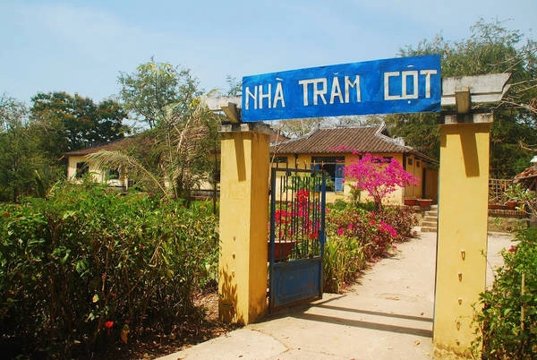 Nhà Trăm Cột nhìn từ bên ngoài. Ảnh: Phamidu/phuot.vn Nhà Trăm Cột nhìn từ bên ngoài. Ảnh: Phamidu/phuot.vn