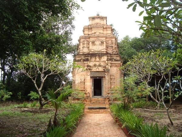 Tháp cổ Bình Thạnh vẫn vững chãi qua năm tháng. Ảnh: ST Tháp cổ Bình Thạnh vẫn vững chãi qua năm tháng. Ảnh: ST