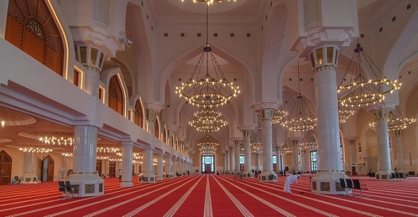 Thánh đường State Grand  Như tên gọi, thánh đường này có quy mô rộng lớn. Phần ngoại thất mang dáng vẻ giống một pháo đài hơn, trong khi nội thất lại đẹp choáng ngợp. Mái vòm trần cao vượt hẳn lên, các cột đá trắng dựng xen kẽ các đèn chùm rủ xuống trên đầu người. Đêm xuống, bên ngoài thánh đường toát lên vẻ đẹp lạ kỳ khi những ánh đèn tím được thắp lên. Ảnh: Embassy of Qatar.