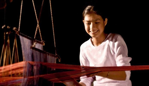 Dêt thổ cẩm là nghề truyền thống mà mọi người phụ nữ Chăm đều thạo. Dêt thổ cẩm là nghề truyền thống mà mọi người phụ nữ Chăm đều thạo.