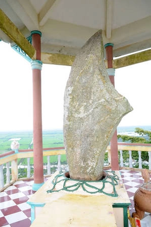 Tảng đá Thạch Đại Đao nặng khoảng 2,5 tấn cao khoảng 320cm. Tảng đá Thạch Đại Đao nặng khoảng 2,5 tấn cao khoảng 320cm.