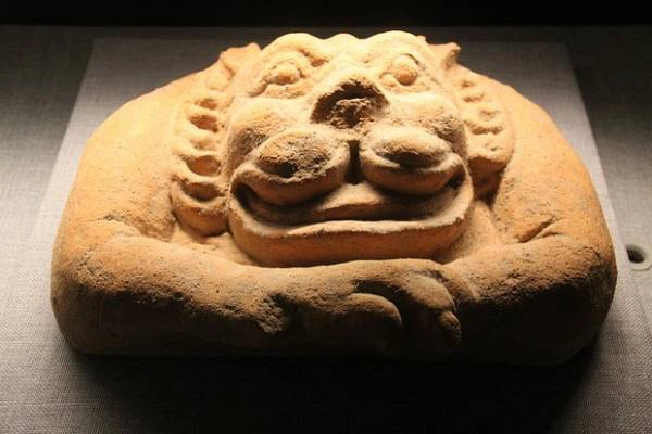Khu di chỉ vẫn còn là thử thách với bao nhà nghiên cứu khảo cổ đang dày công tìm hiểu. Khu di chỉ vẫn còn là thử thách với bao nhà nghiên cứu khảo cổ đang dày công tìm hiểu.